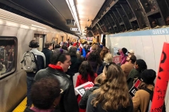 subway-packed-911x683